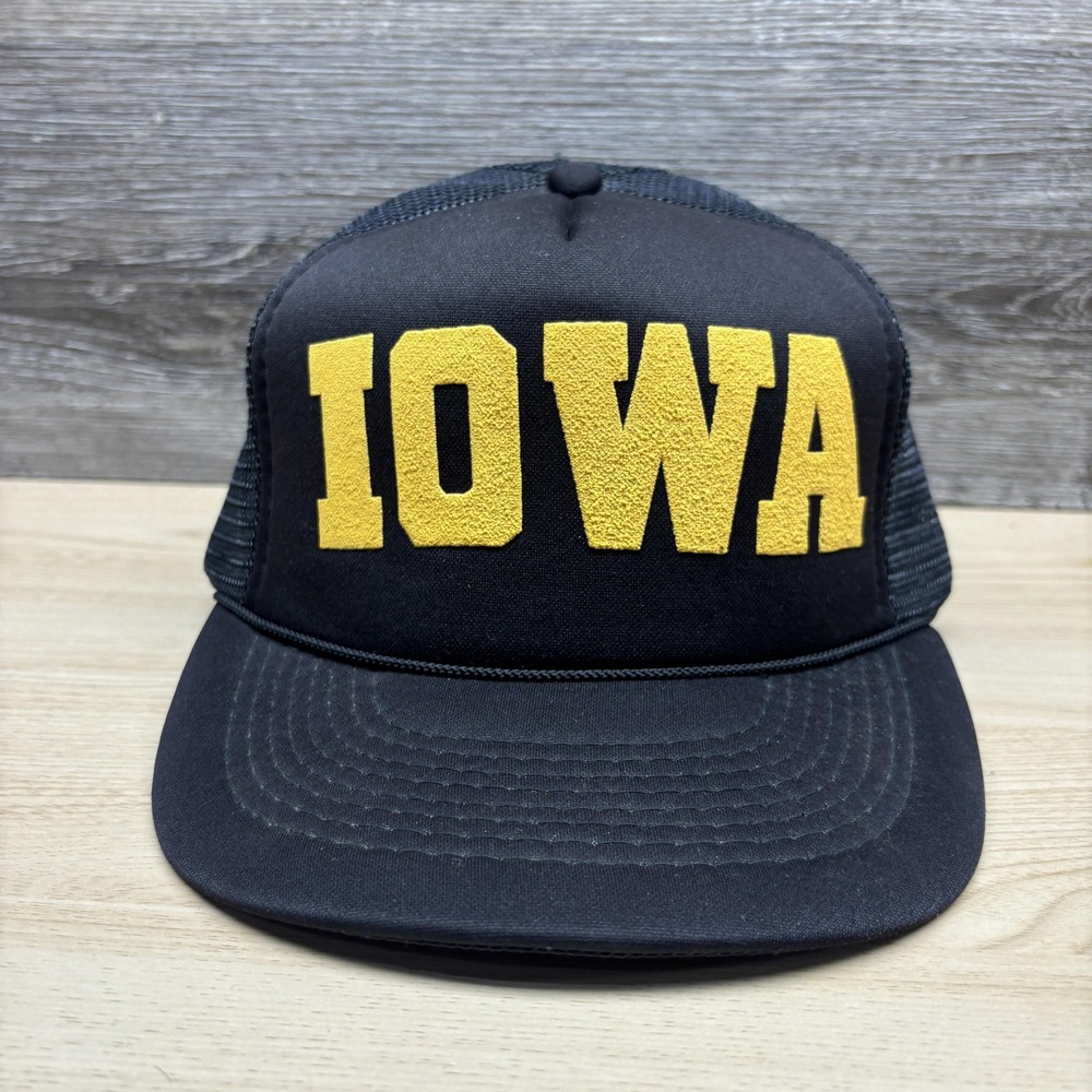 Vintage Iowa Hawkeyes Hat Cap Snap Back Mens Black Yellow NCAA Football Trucker